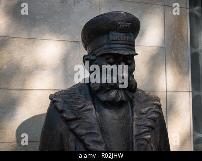 Statue en bronze d'après le portier par Niko Pirosmani, un célèbre peintre géorgien, situé à Tbilissi, Géorgie. Banque D'Images