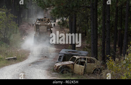 Les soldats du 2e Bataillon, 2e Brigade de l'aide des forces de sécurité, convoi à un village de leur embuscade Mine-Resistant véhicules protégés tout en engageant les objectifs dans le cadre d'un exercice de tir réel à Fort Bragg, Caroline du Nord, le 24 octobre 2018. La 2ème CCPS est en train de s'entraîner comme ils se préparent à se déployer en Afghanistan au printemps de 2019 pour fournir de la formation et de conseiller l'assistance aux forces de sécurité nationale afghanes. (U.S. Photo de l'armée par la CPS. Andrew McNeil / 22e Détachement des affaires publiques mobiles) Banque D'Images