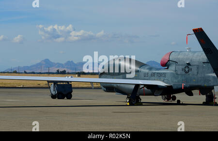 Un RQ-4 Global Hawk se trouve sur la piste 5 octobre 2018, à Beale Air Force Base, en Californie. La haute altitude et de longue endurance, les avions pilotés à distance avec un capteur intégré qui offre une suite tous les temps, de jour ou de nuit à la reconnaissance. (U.S. Air Force photo par un membre de la 1re classe Tristan D. Viglianco) Banque D'Images