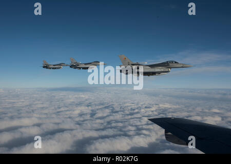 Trois F-16 Fighting Falcon belge voler aux côtés de l'US Air Force un Stratotanker KC-135 au cours de l'exercice Trident stade 18, dans l'espace aérien suédois, le 30 octobre 2018. L'exercice de l'OTAN comprend 31 pays et offre des occasions uniques de s'entraîner avec l'OTAN et de pays partenaires. (U.S. Photo de l'Armée de l'air par la Haute Airman Luc Milano) Banque D'Images