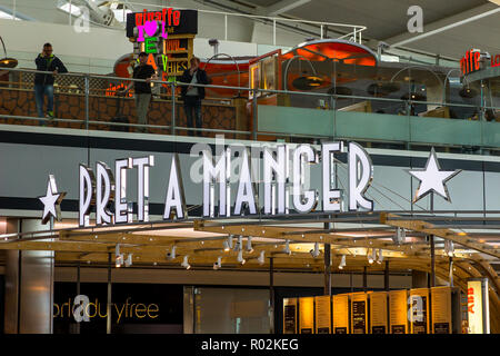 2 mai 2018 UN PRET A Manger nourriture frais généraux en signe de sortie de l'aéroport Heathrow Terminal 5, PRET A Manger a récemment été involed dans une allergie alimentaire fatale s Banque D'Images