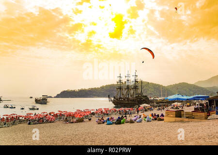 Mugla, Fethiye/Turquie - 19 août 2018 : les personnes bénéficiant de La Rochelle Vieux port sud à Oludeniz dans le coucher du soleil Banque D'Images