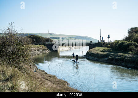 Deux personnes à bord à aubes sur la rivière Cuckmere, près de 1 156 km, Wealden, East Sussex, England, UK Banque D'Images