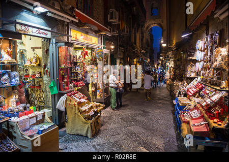 NAPLES, ITALIE - CIRCA Octobre 2017 : passage piétons affiche des crèches napolitaines traditionnelles appelées presepi sur l'étroite Via San Gregorio Banque D'Images