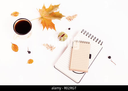 Composition d'automne. Café chaud, les feuilles d'automne et châtaignes sur un fond blanc. Mise à plat, vue du dessus. Banque D'Images