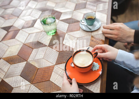 Les gens de culture le café à table Banque D'Images