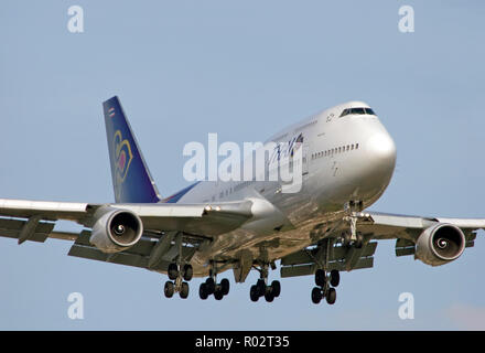 Thai Airways International Boeing 747-4D7 l'atterrissage à l'aéroport Heathrow de Londres. Banque D'Images