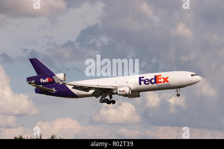 Federal Express McDonnell Douglas MD-11(F) l'atterrissage à l'aéroport de Londres Stansted. Banque D'Images