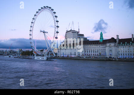 Soir vue sur le London Eye à partir de Westminster Bridge, London UK. Banque D'Images