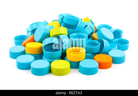 Des capsules de bouteille plastique en couleur sur fond blanc. Banque D'Images