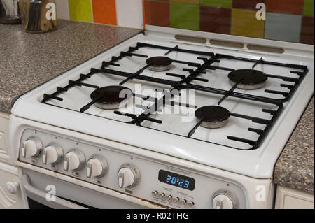Qui, à première vue, une cuisinière à gaz révèle la saleté, huile, graisse, éclaboussé de cires grasses, les bactéries qui brillent sous la lumière UV montrant les pratiques d'hygiène Banque D'Images