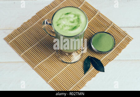 Coco matcha latte vegan. Thé vert en poudre latte Banque D'Images