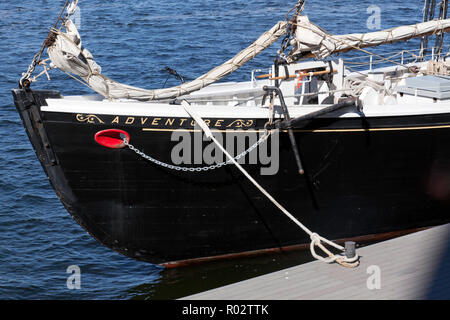 Close-up des arcs d'aventure, un 1926, gaff rigged knockabout goélette, amarré dans le port de Boston, Banque D'Images