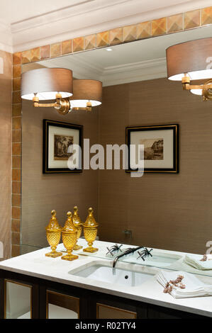 Salle de bains lavabo miroir avec éclairage sur Banque D'Images