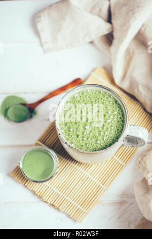 Coco matcha latte vegan. Thé vert en poudre latte Banque D'Images