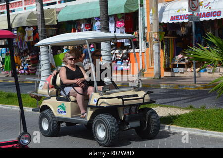 Promenade à travers les rues de Islas Mujeres dans un chariot de golf. Banque D'Images