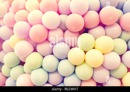 Arrière-plan d'une série de ballons de couleur sur le fond de ciel Banque D'Images