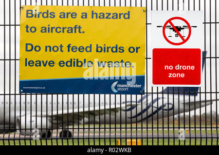 À propos de signes d'oiseaux sur des barrières de sécurité à l'aéroport de Manchester, Royaume-Uni. Banque D'Images