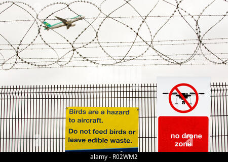 À propos de signes d'oiseaux sur des barrières de sécurité à l'aéroport de Manchester, Royaume-Uni. Banque D'Images