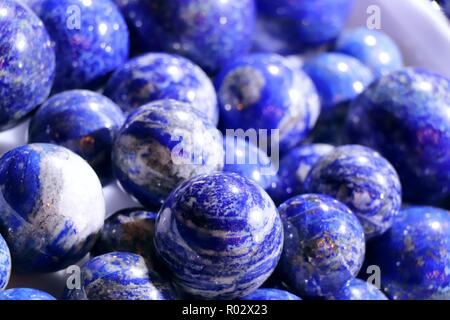 Boules de lapis-lazuli bleu cobalt avec veines blanches. Banque D'Images