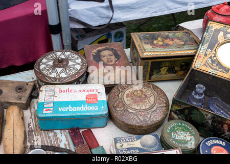 Éléments sur un étal dans un marché aux puces à Bruges, Belgique Banque D'Images