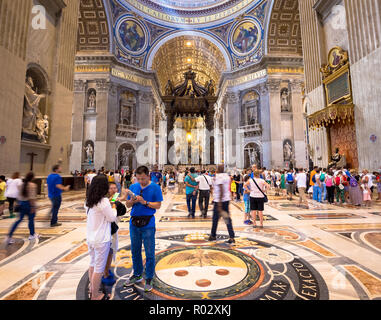 ROME, VATICAN - Août 24, 2018 : l'intérieur de la Basilique Saint-Pierre avec l'arrivée du tourisme de masse Banque D'Images