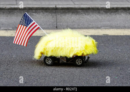 Une voiture de contrôle à distance avec une perruque sur trump il est photographié dans les rues de Bristol lors d'une marche de protestation contre la visite du Président Trump au Royaume-Uni Banque D'Images