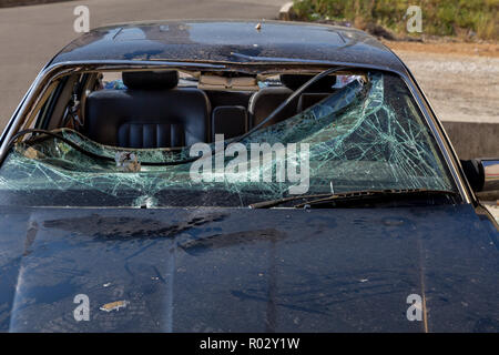 Vue à travers le pare-brise cassé de Daimler Six/Jaguar XJR Banque D'Images
