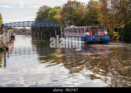 Le nouveau Southern Belle fait son chemin vers le bas la Tamise à Teddington Lock,Angleterre,UK Banque D'Images