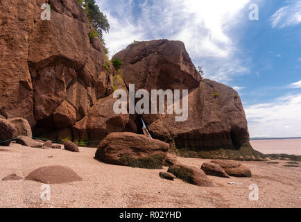 Les touristes visitent Hopewell Rocks, un parc provinciaux sur la baie de Fundy, Nouveau-Brunswick, Canada. Banque D'Images