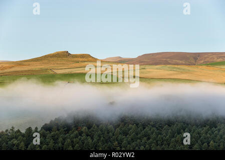 Brume d'automne traîner autour de Crook Hill près de Ladybower reservoir dans le parc national de Peak District, Derbyshire, Angleterre. Banque D'Images