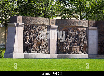 Bronze coulé deux bas-reliefs représentant des scènes de la vie de Grand-duc Vladimir - un élément du monument à Moscou Banque D'Images