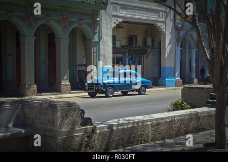 La Havane est la capitale de Cuba être dominé par l'architecture coloniale espagnole. Le bâtiment du Capitole National est un monument emblématique des années 20. Classic cars ... Banque D'Images