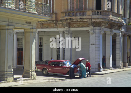 La Havane est la capitale de Cuba être dominé par l'architecture coloniale espagnole. Le bâtiment du Capitole National est un monument emblématique des années 20. Classic cars ... Banque D'Images