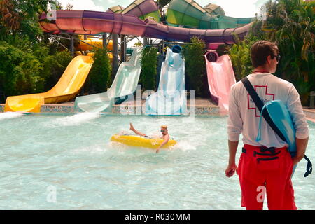 Orlando, Floride. Le 26 octobre 2018. L'eau libre sur l'attraction aquatique jaune tube. Maître-nageur à la piscine de Aquatica Park dans les D Banque D'Images