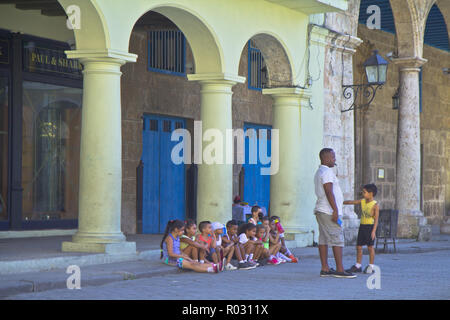 La Havane est la capitale de Cuba être dominé par l'architecture coloniale espagnole. Le bâtiment du Capitole National est un monument emblématique des années 20. Classic cars ... Banque D'Images