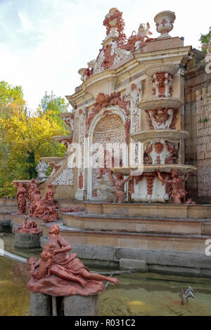 Vue verticale de la fontaine aux bains de Diana dans les jardins du palais royal de la Granja de San Ildefonso dans la province de Ségovie, Espagne Banque D'Images