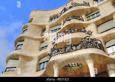 Barcelone, Catalogne, Espagne - 23 octobre 2017 : Célèbre Antonio Gaudi, Casa Milo (La Pedrera), une des destinations touristiques les plus populaires dans Barce Banque D'Images