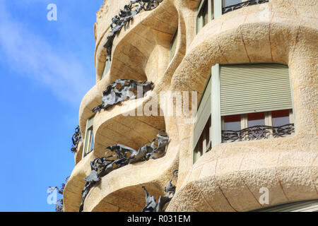 Barcelone, Catalogne, Espagne - 23 octobre 2017 : Célèbre Antonio Gaudi, Casa Milo (La Pedrera), une des destinations touristiques les plus populaires dans Barce Banque D'Images