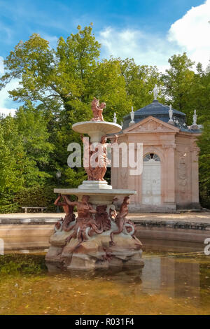 Vue verticale de Las tres gracias fontaine avec un petit temple dans l'arrière-plan dans les jardins du palais royal de la Granja de San Ildefonso, Segovia, Espagne Banque D'Images