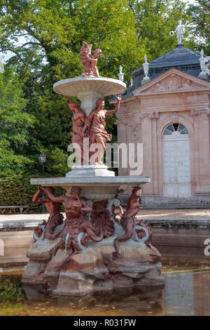 Vue verticale de Las tres gracias fontaine avec un petit temple dans l'arrière-plan dans les jardins du palais royal de la Granja de San Ildefonso, Segovia, Espagne Banque D'Images