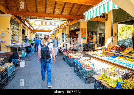 Corfou, Grèce - 16.10.2018 : marché de rue traditionnels dans la ville de Corfou, la population locale shopping, Grèce Banque D'Images