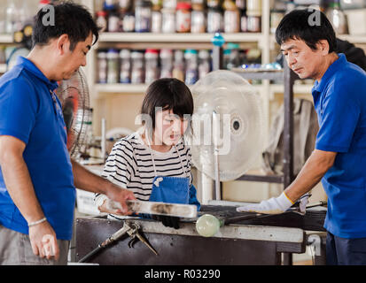 L'Okinawa / Japon - le 9 octobre 2018 : atelier de soufflage du verre Ryukyu à Okinawa World. Banque D'Images