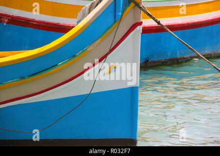 Bateaux traditionnels aux yeux peints dans village de pêcheurs de Marsaxlokk luzzu, Malte en journée ensoleillée. Côté droit, Close up Banque D'Images