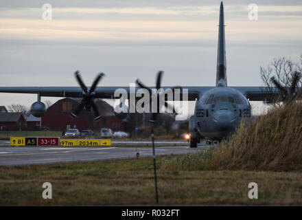 Un C-130J Super Hercules atterrit à Orland Air Station, la Norvège au cours de l'exercice Trident stade 18 le 31 octobre, 2018. Stade Trident est une multinationale de l'OTAN qui améliore les relations professionnelles et améliore la coordination avec les pays alliés et partenaires des Nations unies. (U.S. Air Force photo par TSgt Brian Kimball) Banque D'Images