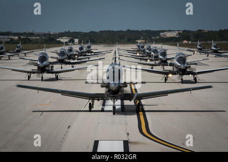 T-6 Texan II de la 559th Escadron d'entraînement au vol et de la 39e FTS a participé à une "marche de l'éléphant" 26 octobre 2018, à Joint Base San Antonio-Randolph, Texas. Un éléphant à pied est plus communément connue comme une "démonstration de force", mais les escadrons ici mené de un à entrer en contact avec leur patrimoine. L'exercice a été appelé un "Trot chèvre/serpent glisser" comme le 559th sont les combats boucs et le 39e sont les Cobras. Banque D'Images