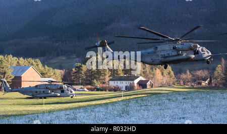 Un CH-53E Super Stallion prend son envol au cours d'un débarquement amphibie dans Alvund, la Norvège le 29 octobre 2018 lors de stade Trident 18. Exercices Trident Stade tactiques et procédures dans différents environnements qui permet aux forces canadiennes de rester prêts et d'améliorer l'assault support officielles. L'appareil va fournir la force multinationale Trident Stade avec, en augmentant les capacités combinées et multilatérale de l'interopérabilité. Le CH-53s sont avec des hélicoptères lourds 366 Marine, Marine Aircraft Group 29. (U.S. Marine Corps le vidéo. Gumchol Cho Banque D'Images