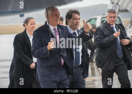 Vice-président des États-Unis Michael R. Pence accueille le 179e Airlift Wing, Mansfield, Ohio, le 31 octobre 2018. (U.S. Photo de la Garde nationale aérienne Airman Alexis Wade) Banque D'Images