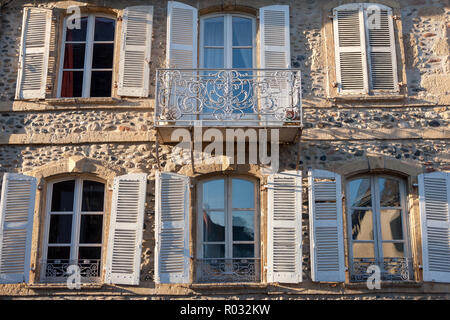 L'ancien français typique de la façade de l'immeuble avec balcon, fenêtres et volets peints Banque D'Images