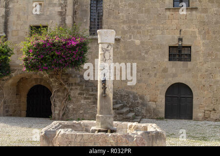 Une fontaine d'eau potable en Argyrocastrou Square la vieille ville de Rhodes.La structure d'origine remonte à l'époque médiévale. Banque D'Images